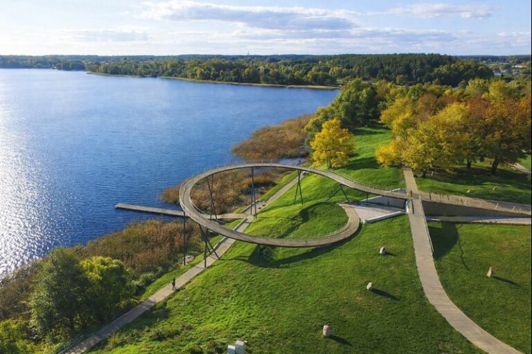 Ežerų ramybė Zarasuose ir grafų Platerių palikimas