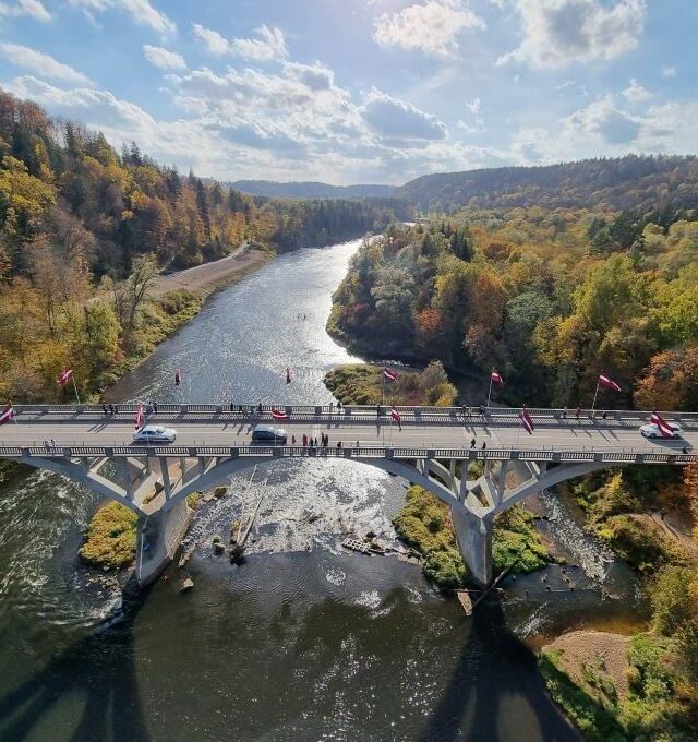 KOLEKTYVAMS Latvija ir vaizdingas Vidžemės kraštas: Birini pilis, Valmiera ir Fantasy land "Neonija"