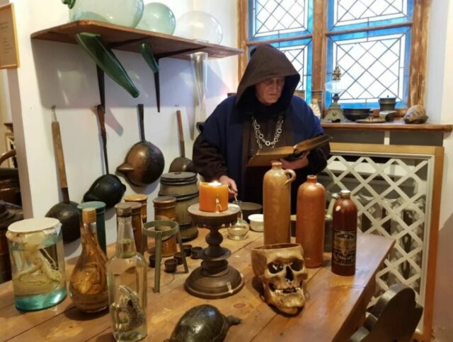 Ryga ir alchemiko šou farmacijos muziejuje